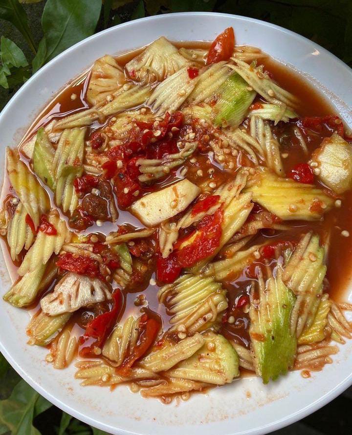 RUJAK PEDAS: Dengan harga mulai dari Rp1.000 sensasi rujak pedas yang bikin ketagihan dapat dinikmati di warung ini.