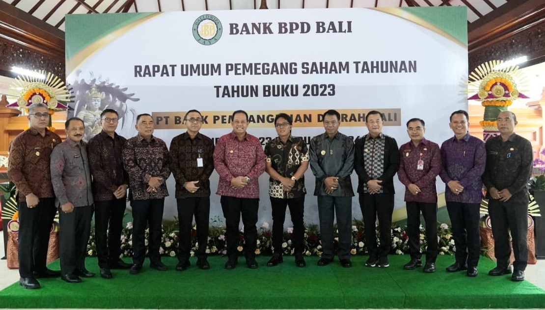 Pj Gubernur Bali beserta bupati dan walikota selaku pemegang saham beserta jajaran dewan komisaris dan direksi BPD Bali dalam RUPS Tahunan Tahun Buku 2023.