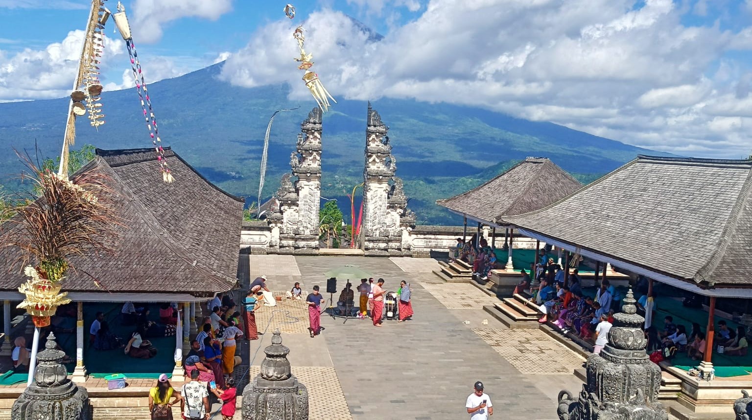 Objek wisata Pura Lempuyang, Desa Adat Purwayu, Kecamatan Abang, Karangasem ditutup untuk wisatawan selama 5 hari.