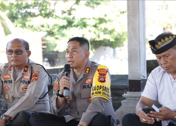 MENGADU : Polres Klungkung saat menggelar kegiatan Jumat Mesadu Quick Win Presisi di Wantilan Dalem Setra Batununggul, Jumat (1/3).