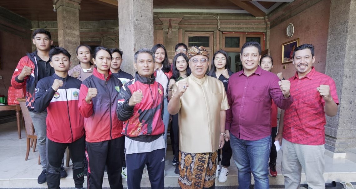 Ketua DPRD Badung Putu Parwata selaku Ketua Umum Forki Badung menerima audiensi 12 atlet Forki Badung, Jumat, 1 Maret 2024.
