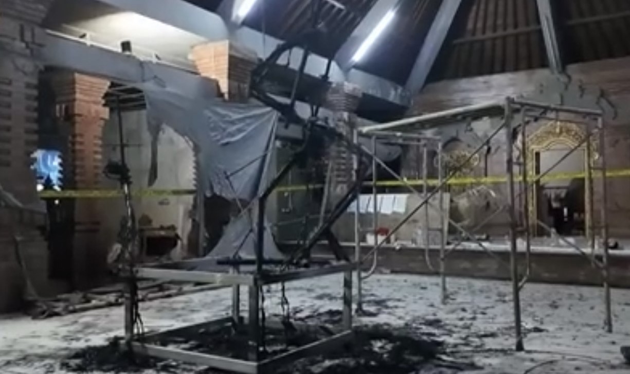 &nbsp;  Kondisi ogoh-ogoh di Balai Banjar Bumi Mekar Sari, Dalung Permai, Kelurahan Kerobokan Kaja, Kuta Utara setelah dibakar OTK, Rabu, 28 Februari 2024.
