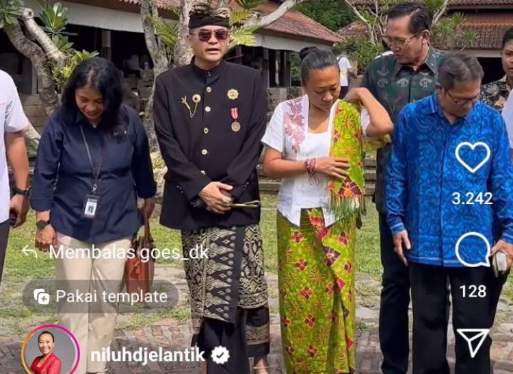 Niluh Djelantik terlihat menghadiri sebuah acara yang dihadiri juga oleh AWK
