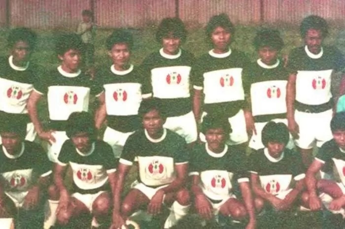 MEMORI GALATAMA: Tim IM Jakarta Pusat di Stadion Menteng era tahun 1980-an. Nampak Ali Agam salah seorang pengurus IM Jakarta Pusat turut berpose mendampingi para pemain. (IM Jakarta Selatan)