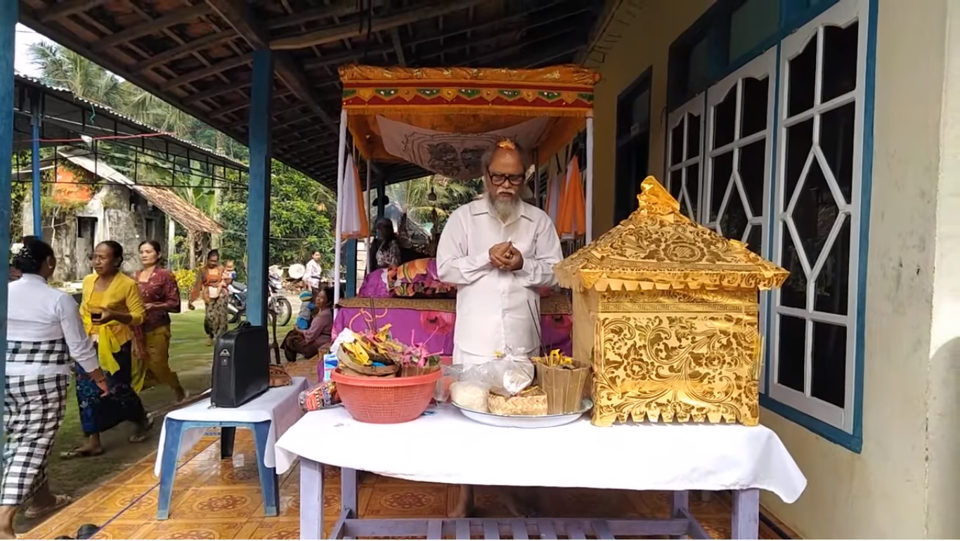 BALE GADING: Bale Gading memiliki fungsi dan makna sangat penting dalam upacara potong gigi bagi umat Hindu Bali.