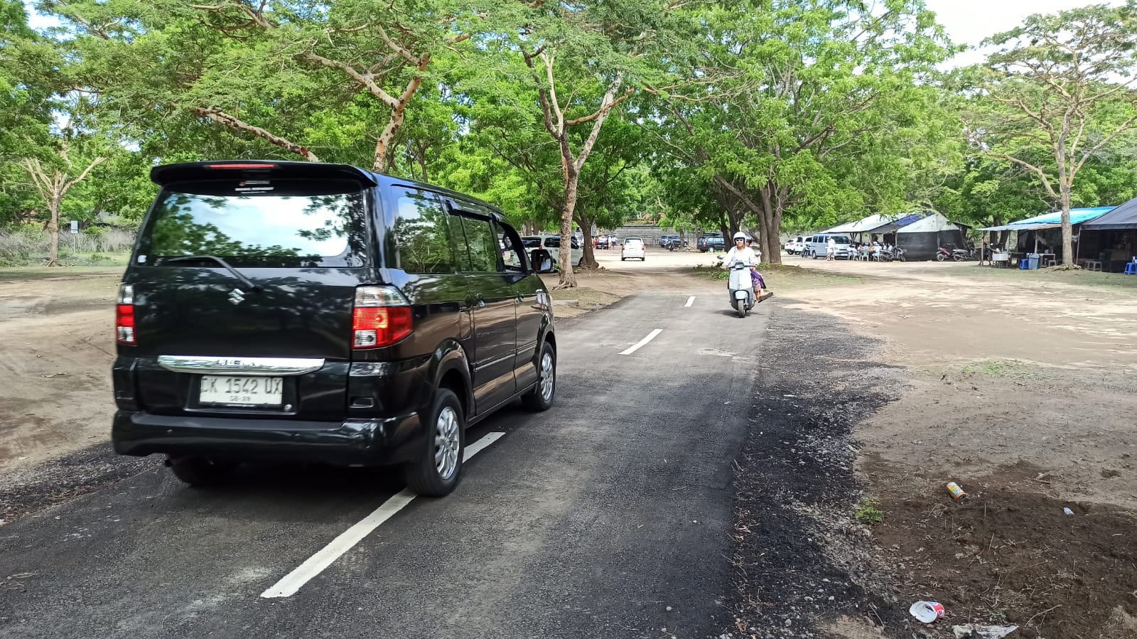 JALAN MULUS: Jalan menuju Pura Segara Rupek, di Desa Sumberkelampok, Kecamatan Gerokgak sudah mulus. Butuh waktu tempuh 25 menit dari jalan utama Singaraja-Gilimanuk.