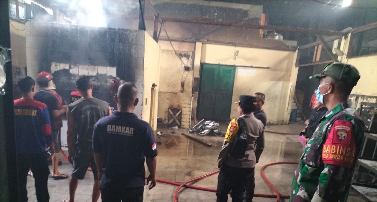 Kebakaran pabrik roti Kanada di Kecamatan Kediri, Kabupaten Tabanan, Bali, Jumat, 1 Maret 2024.