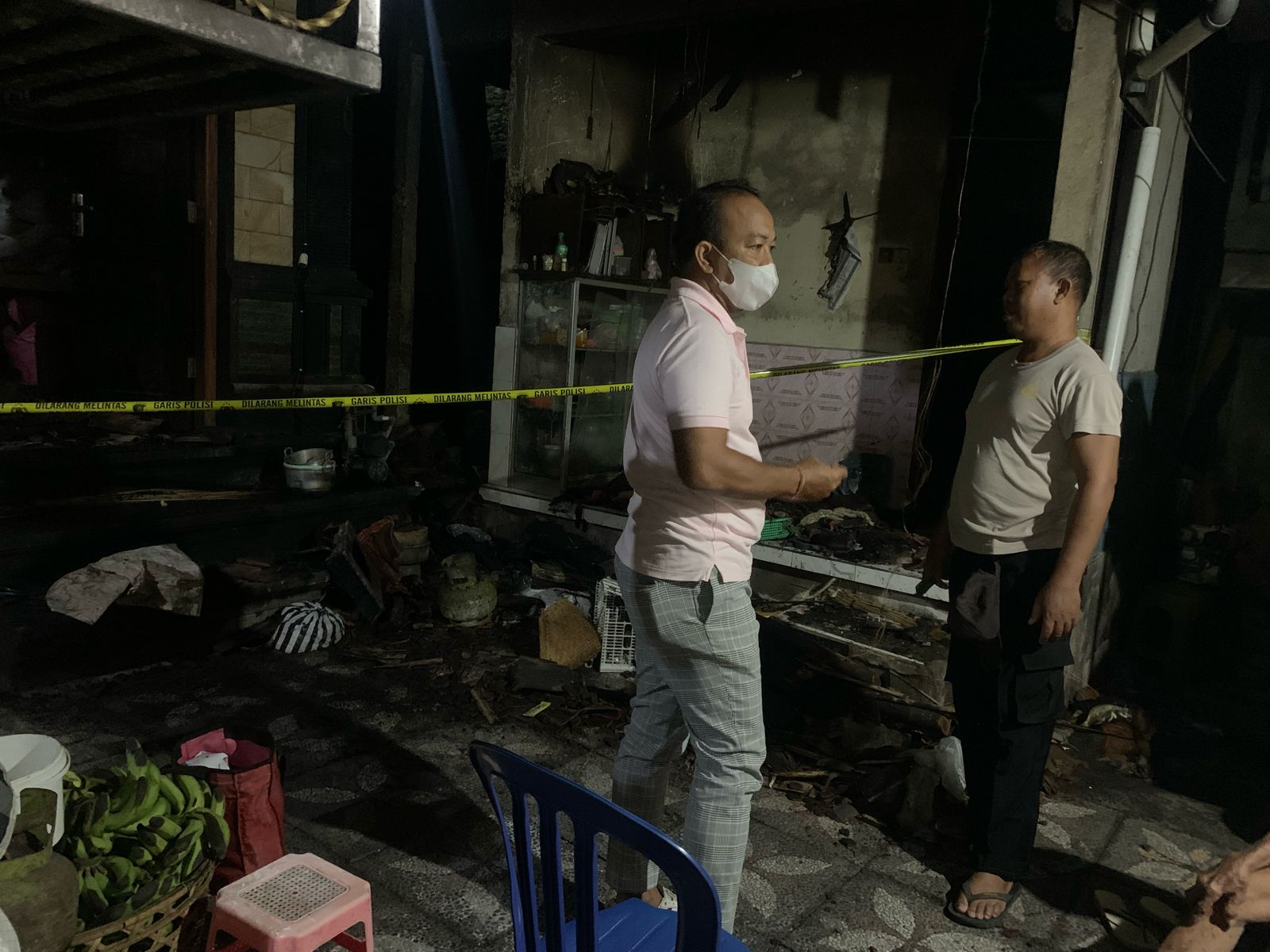 TERBAKAR: Satu unit bangunan tempat pembuatan kue di Desa Bugbug, Karangasem mengalami kebakaran, dan mengakibatkan pemiliknya luka bakar.