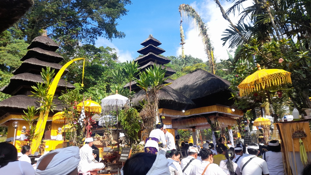 SEMBAHYANG: Umat Hindu sedang bersembahyang di pura, sebagai bagian dari praktik kitab suci Weda yang diterima para maha rsi berupa wahyu.