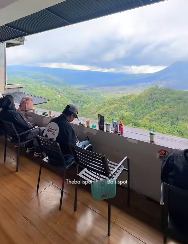 MINIMARKET: Indomaret di Kintamani Bali ini memiliki view terindah di Indonesia. Minimarket ini nyaman untuk tempat ngemil.