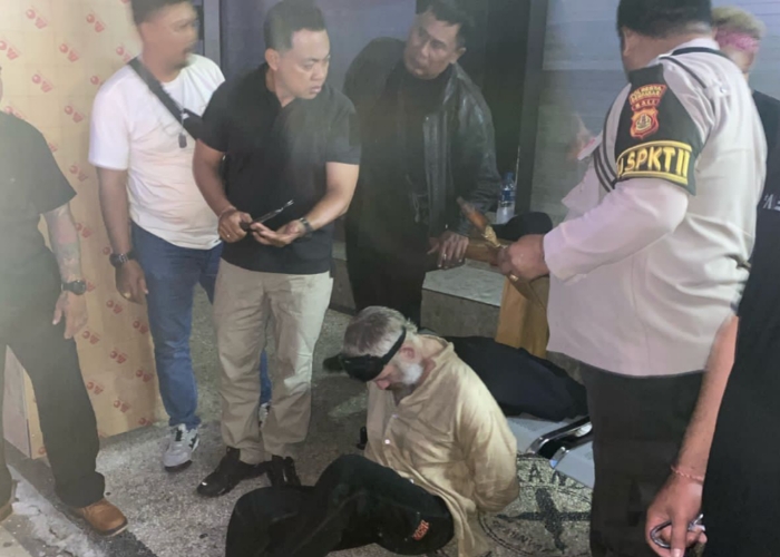 DIRINGKUS: Vladimir diamankan oleh kepolisian di sekitar restoran yang dia rusak.