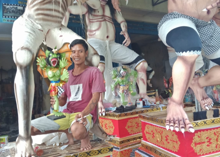 OGOH-OGOH MINI: Perajin ogoh-ogoh mini di Kelurahan Padangkerta, Karangasem banjir orderan jelang Nyepi.