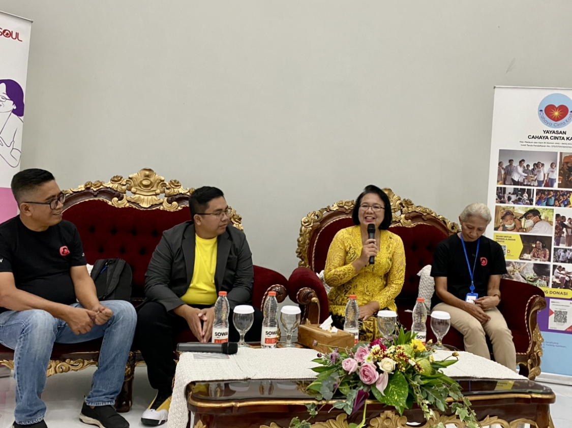 Bunda Arsaningsih (dua kanan) didampingi dr. Rastho Mahotama (dua kiri), disela talkshow Bedah Karma, di Balai Budaya Giri Nata Mandala, Puspem Badung, Minggu (3/3).