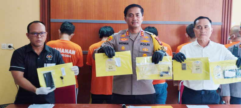 Para tersangka penyalahgunaan narkoba yang dihadirkan dalam rilis kasus di Polres Buleleng