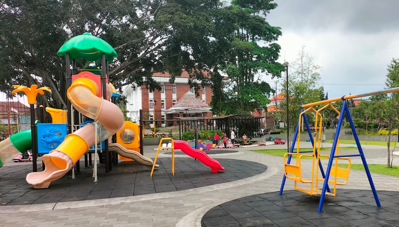 Tempat bermain anak-anak merupakan salah satu fasilitas di Alun-Alun Bangli, Bali.