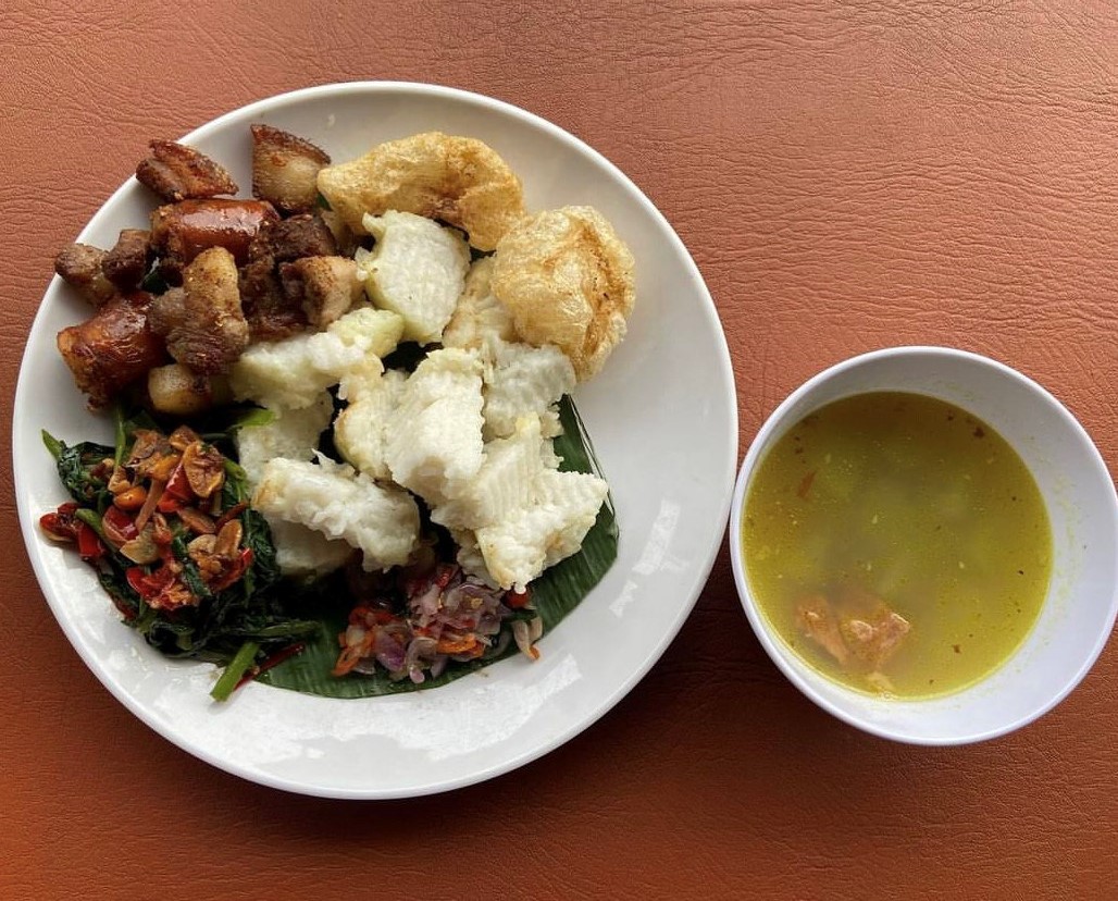 KULINER DENPASAR: Tipat Urutan Babi & Rujak Bali Bu Nyoman