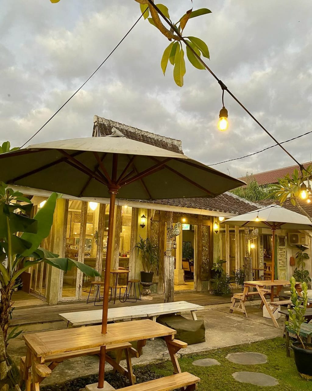TAMAN: Kebun Senjakala, salah satu destinasi bagi pecinta kuliner untuk mencari ketenangan sambil menikmati hidangan lezat di taman yang memikat.