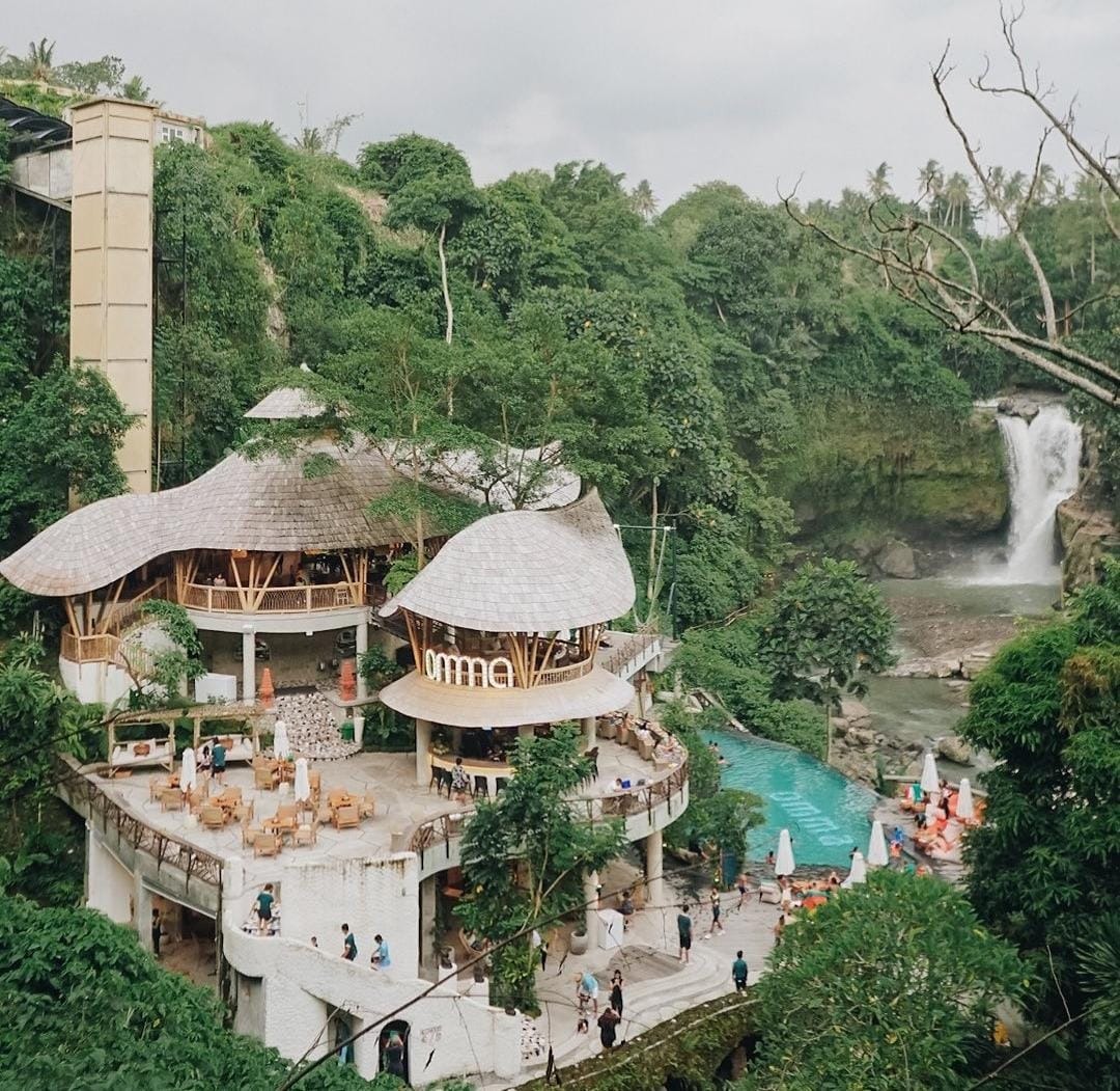 KLUB: Omma Day Club menjadi destinasi wisata seru di tengah keindahan alam Gianyar dengan beragam hiburan yang bikin asyik.