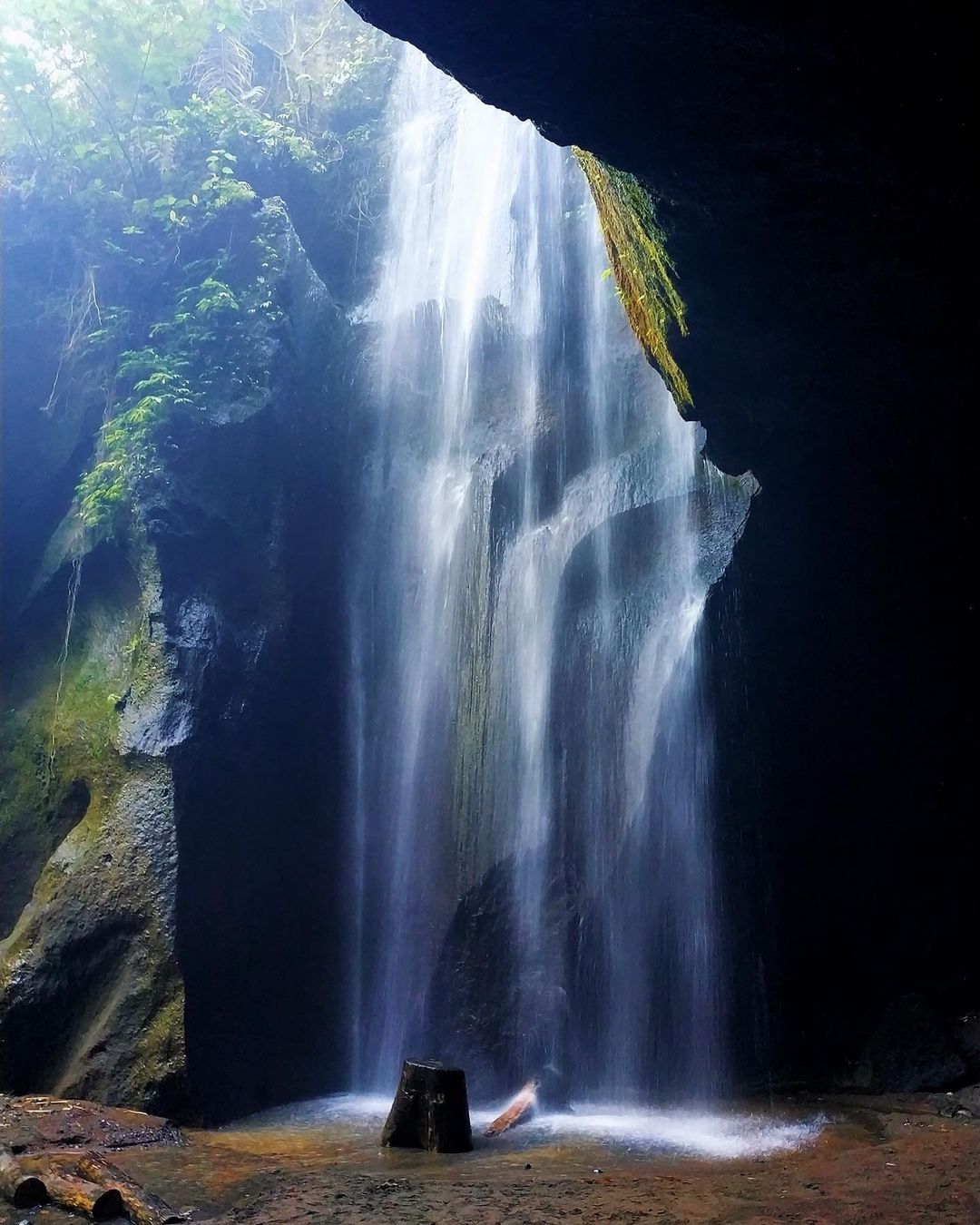 AIR TERJUN: Goa Raja Waterfall, sebuah destinasi wisata tersembunyi di timur Pulau Bali, menawarkan sensasi menakjubkan.