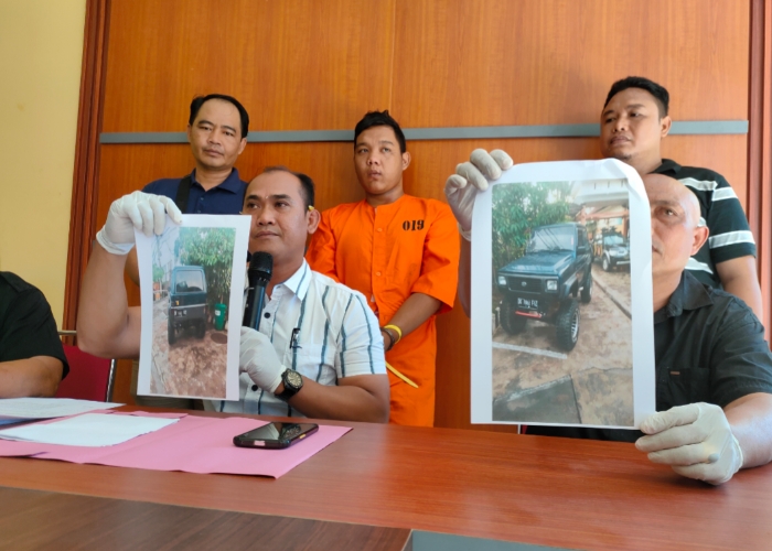 PENCURIAN : Mang Agus dan mobil feroza yang dicuri dari showroom di kawasan Desa Anturan, Buleleng.