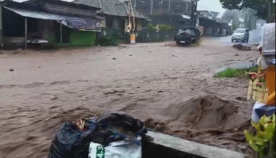 Situasi banjir di Desa Pancasari, Kecamatan Sukasada, Kabupaten Buleleng, Bali.