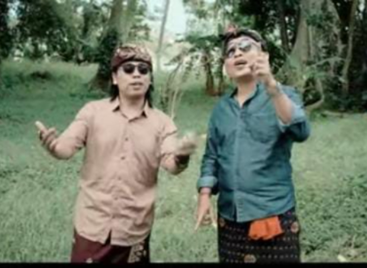 Ngurah Adi berduet dengan Dika Swara di lagu Pekak Kenceng