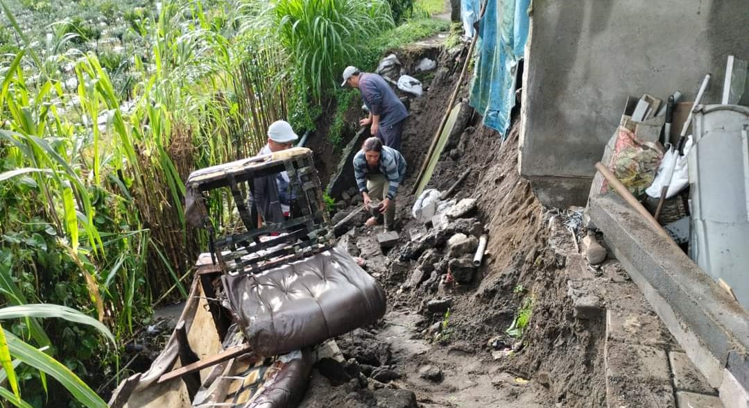 Hujan lebat mengakibatkan rumah warga di Desa Batur Selatan, Kecamatan Kintamani, Kabupaten Bangli, Bali mengalami kerusakan, Selasa, 5 Maret 2024.