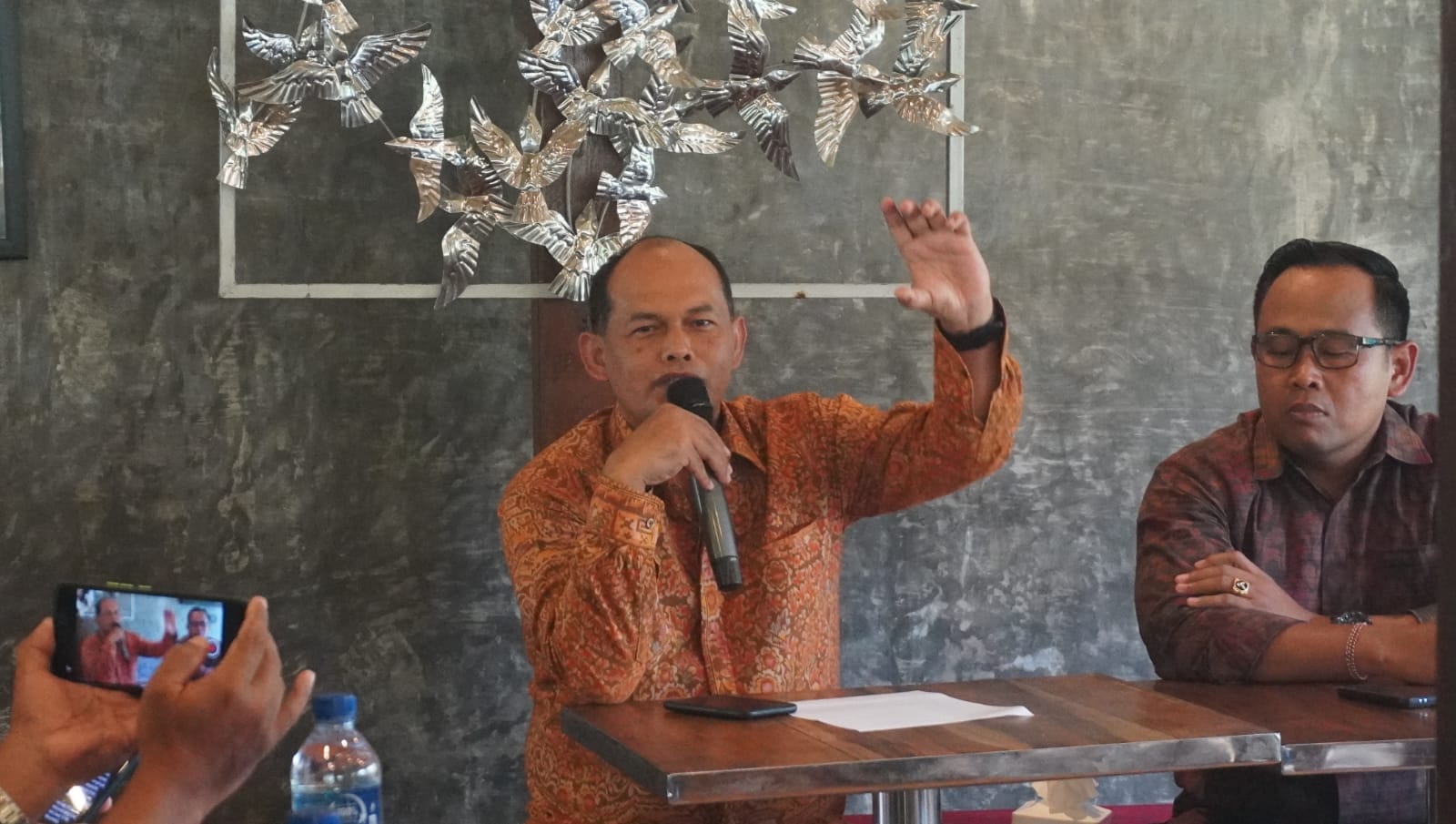 LISTRIK NYEPI: Hamidi Hamid, Senior Manager Komunikasi & Umum PT PLN (Persero) Unit Induk Distribusi (UID) Bali memastikan suplai listrik di Bali tetap aman selama Nyepi.