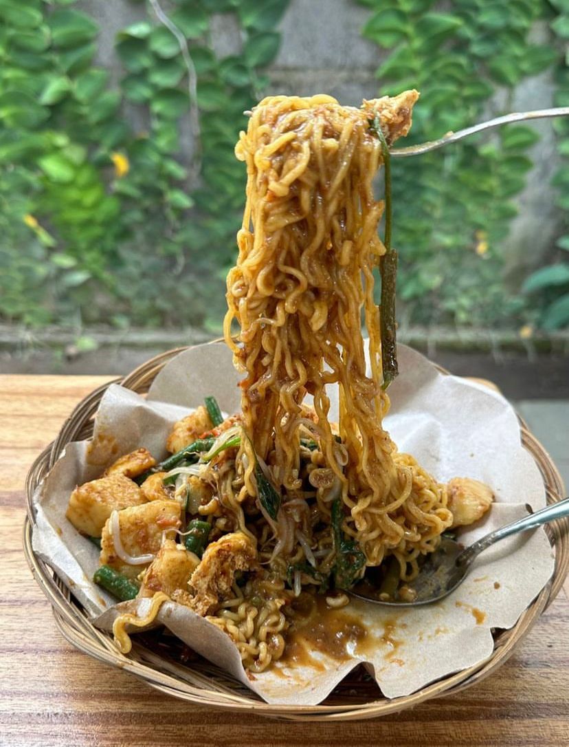 Salah satu menu best seller di Warung Dot Lalah, perpaduan tipat cantok dengan mie goreng.