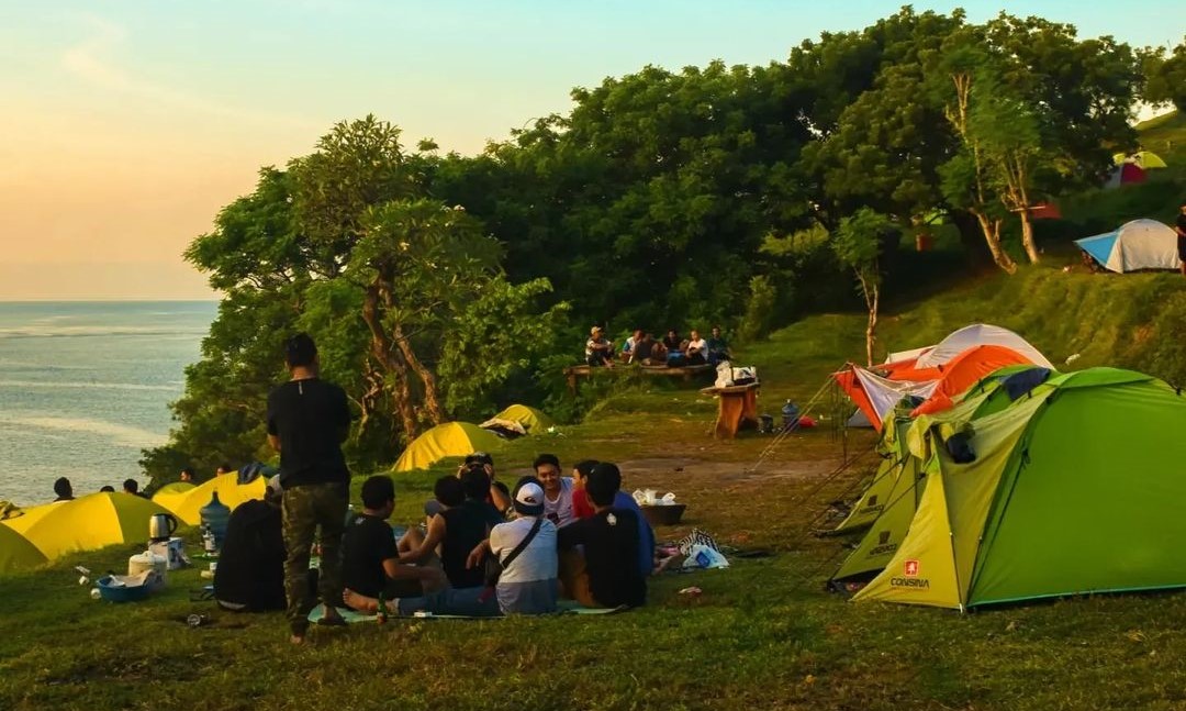 Bukit Asah menjadi salah satu tempat camping dengan pemandangan indah di Kabupaten Karangasem, Bali.
