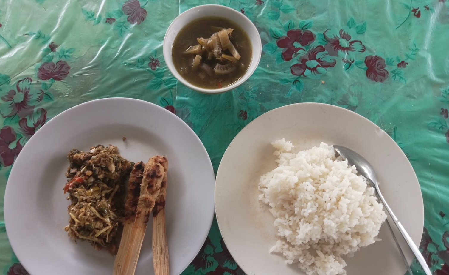 Lawar Kuwir Kasiku berada di wilayah Desa Adat Lepang, Kecamatan Banjarangkan, Kabupaten Klungkung, Bali.
