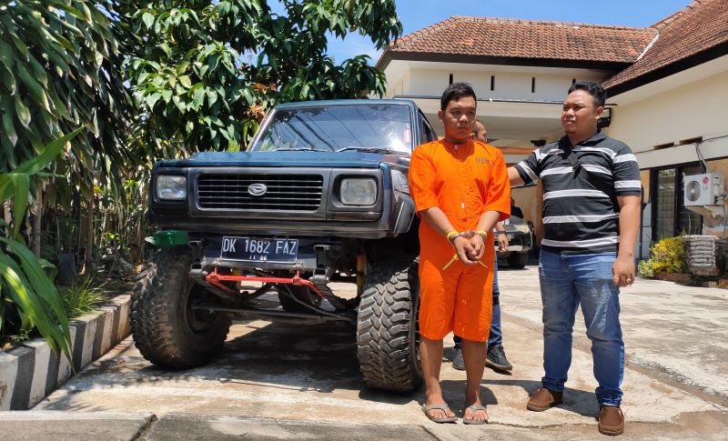 Tersangka pencurian mobil Mang Agus (kiri) dan mobil feroza yang dicuri dari showroom di kawasan Desa Anturan, Buleleng, Bali.