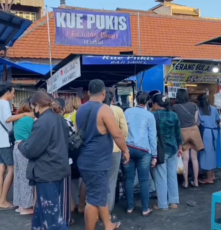 KUE PUKIS VIRAL: Kue Pukis Haji Sabiel di Pasar Badung Denpasar Bali mendadak viral di media sosial, terutama melalui platform TikTok.