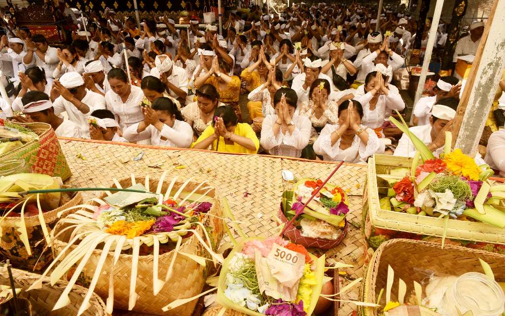 Pelaksanaan Pujawali di Pura Dalem Sakenan Denpasar, Bali digelar sehari
