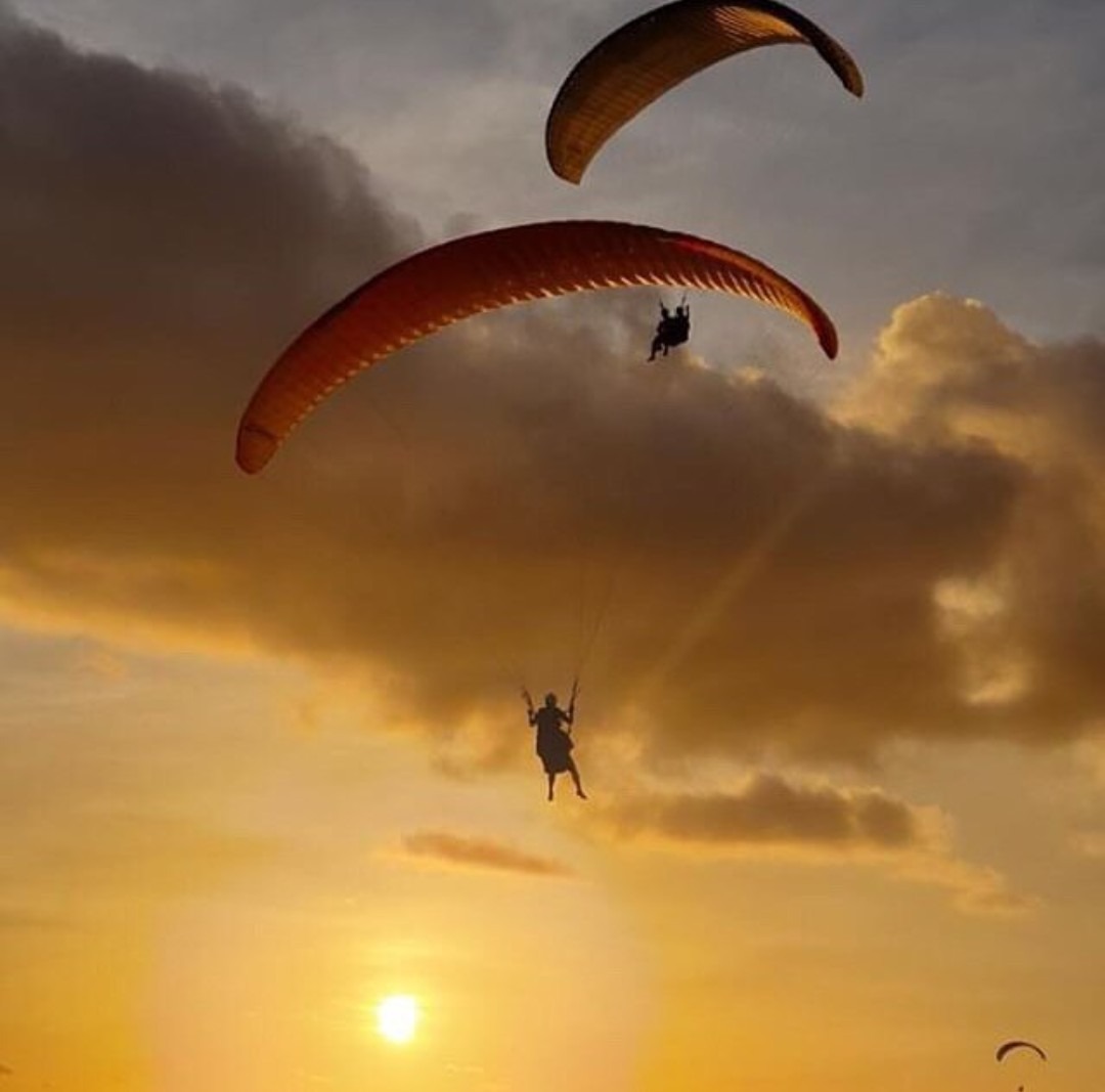 TERBANG: Sensasi terbang di atas Samudra Indonesia sambil menikmati panorama sunset bisa dilakukan di salah satu tempat di Bali.