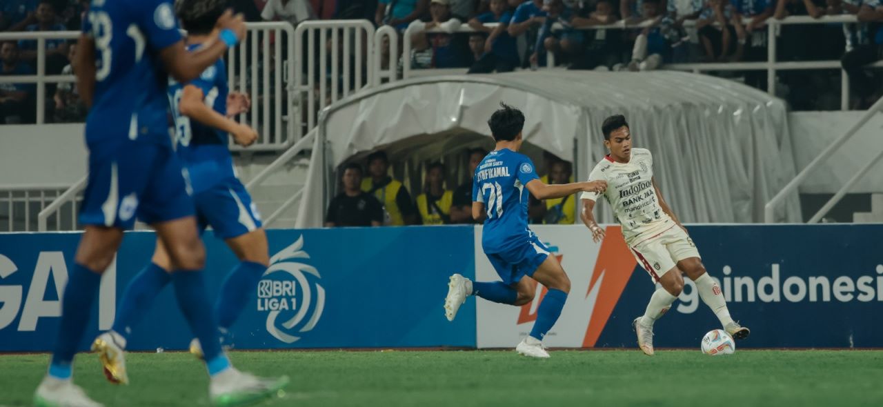 Bali United berjumpa PSIS Semarang pada pertemuan pertama Liga 1 Indonesia di Stadion Jatidiri, Semarang.&nbsp;