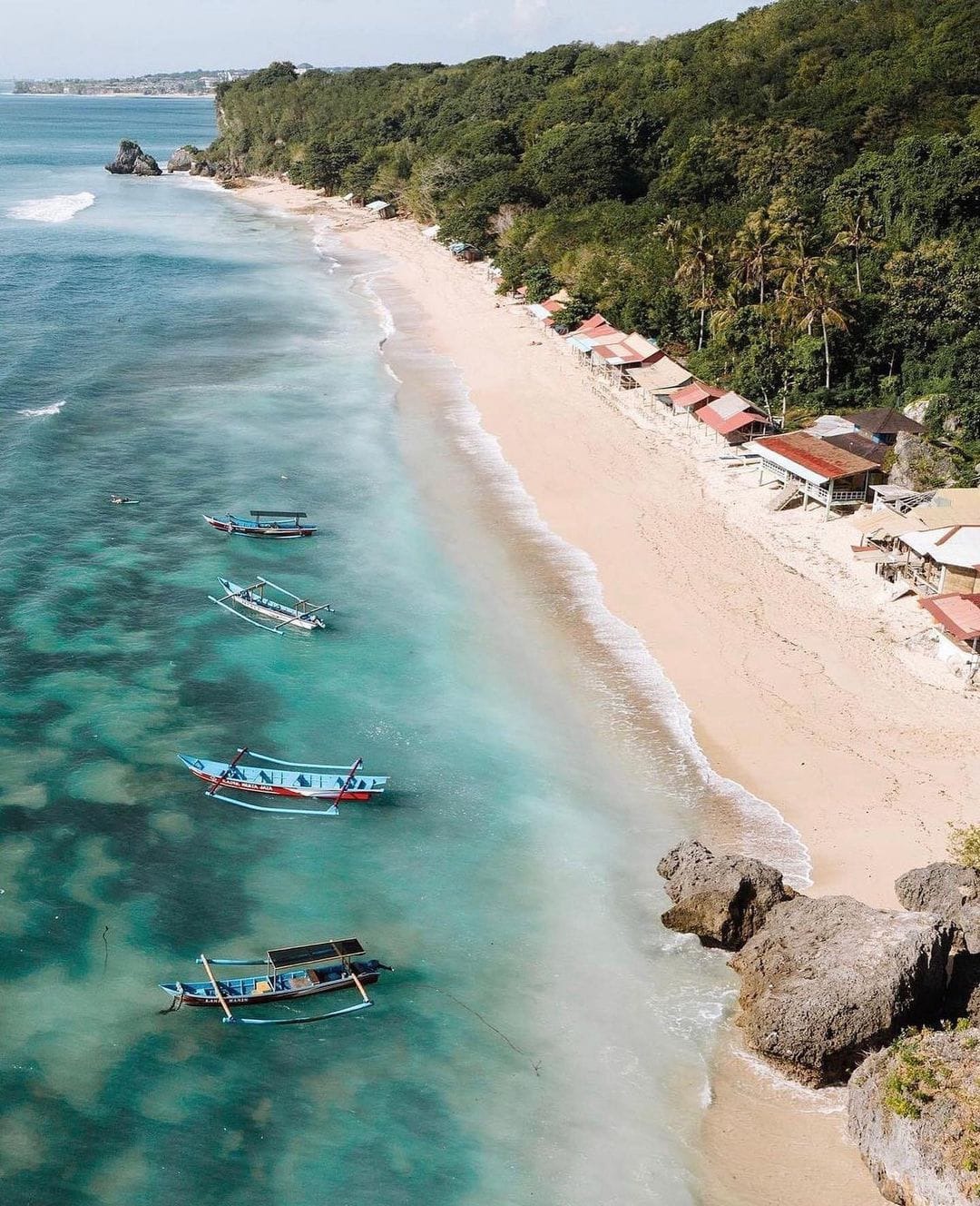 THOMAS BEACH: Sebuah pantai di kawasan Uluwatu bernama Thomas Beach. Pantai ini memiliki keindahan alam yang bikin wisatawan terpukau.