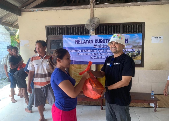 SEMBAKO : Ditintelkam Polda Bali saat meneyrahkan bantuan sembako kepada nelayan.