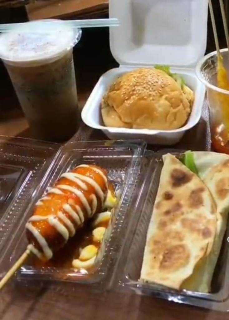 CAMILAN: Warung Sai Teka menjual berbagai jenis camilan hingga minuman. Terletak di kawasan Pasar Kreneng, warung ini bagai surga saat malam hari.