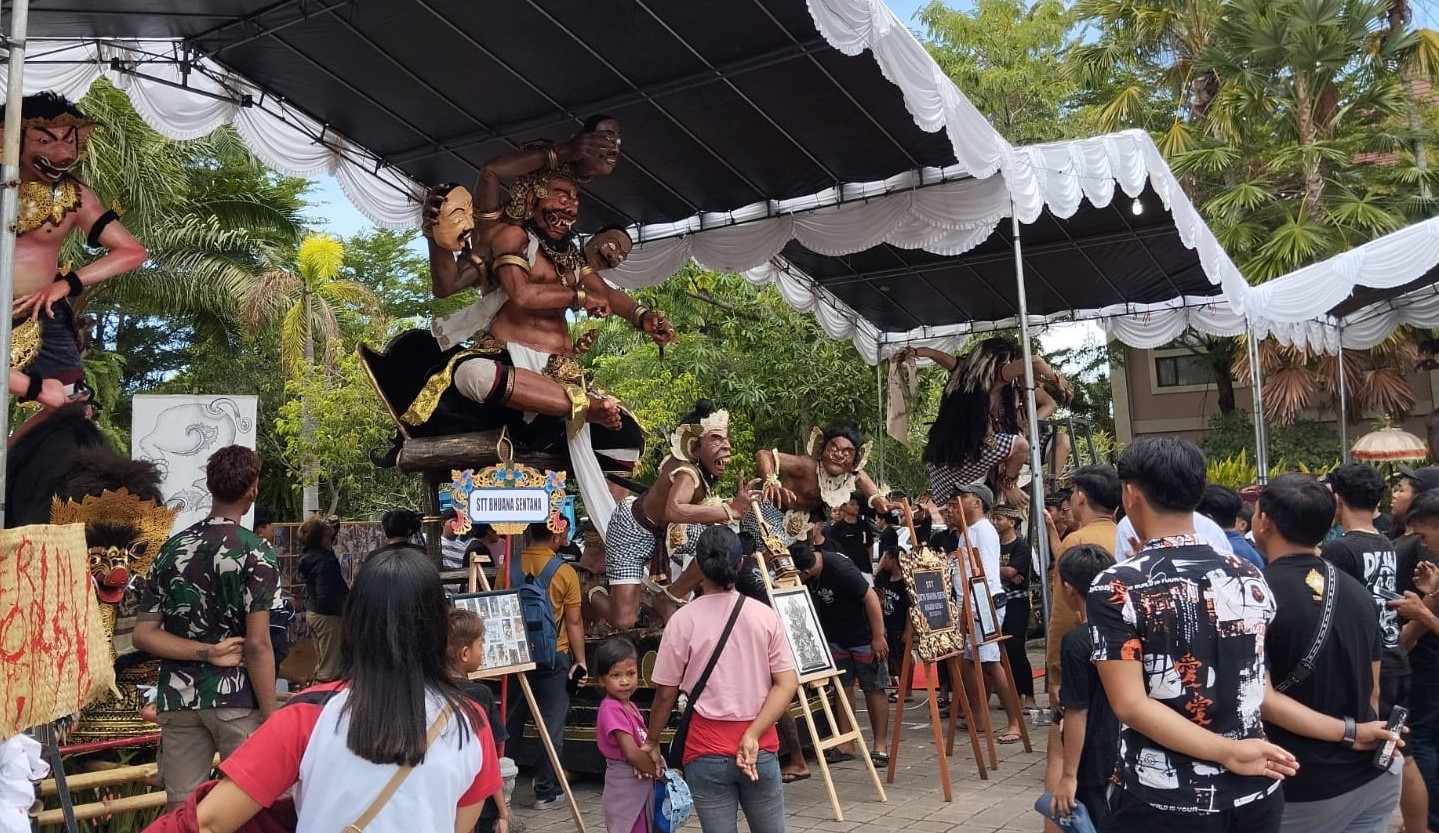 Pengunjung antusias menyaksikan ogoh-ogoh dalam Masikian Festival "Abitah Yowana Catha" di areal Gedung Kesenian DR Ir Soekarno, Kelurahan Dauhwaru, Jembrana, Bali, Rabu, 6 Maret 2024.