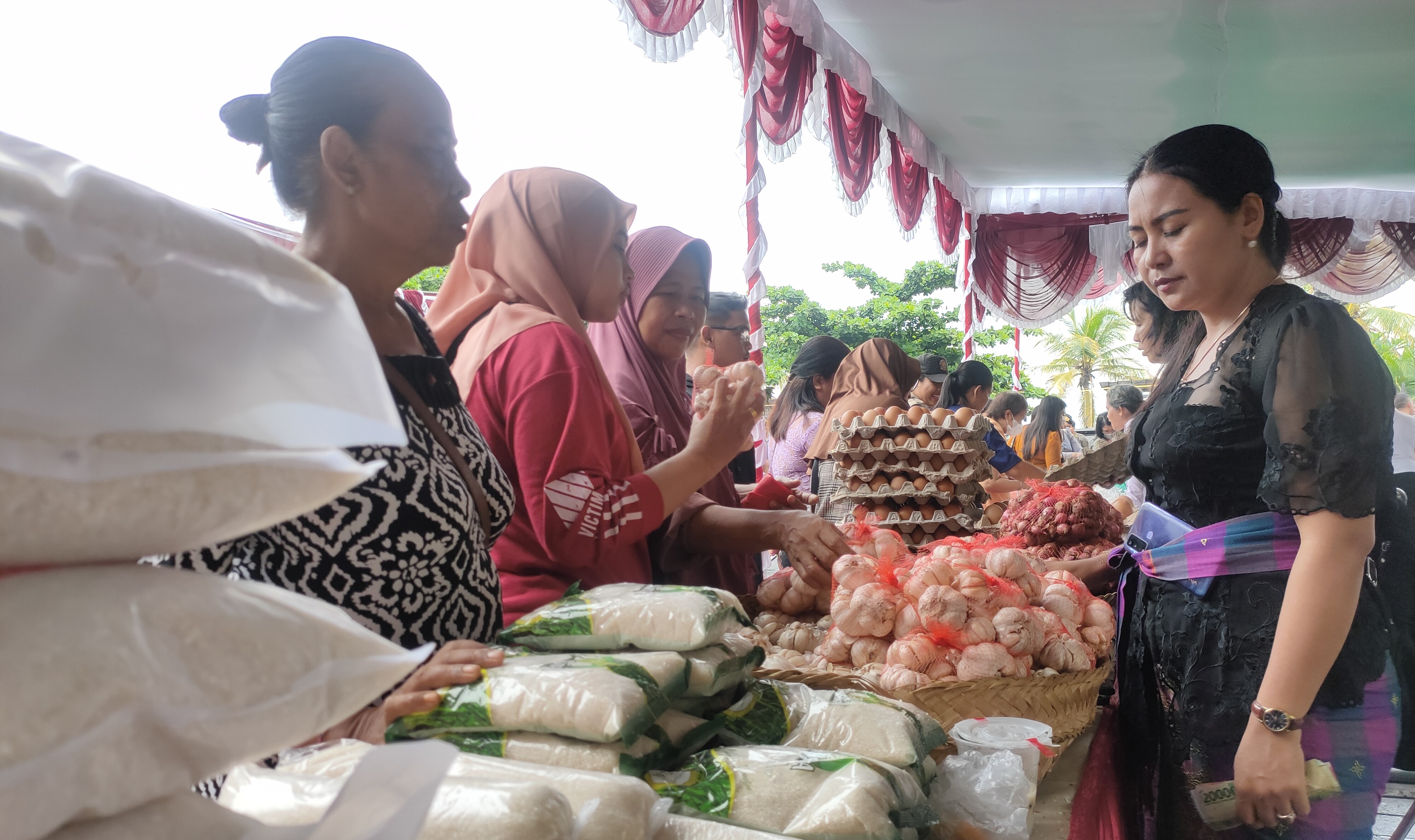 Masyarakat berburu pangan murah, salah satunya di operasi pasar murah di Pelabuhan Tua Buleleng, Bali, Kamis, 7 Maret 2024.&nbsp;