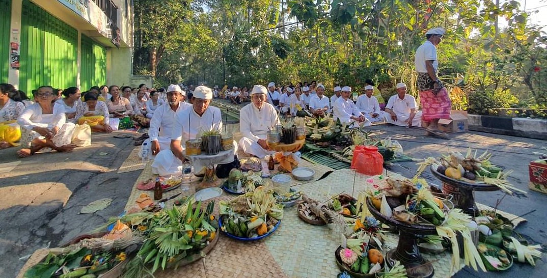 Tawur merupakan salah satu rangkaian Hari Raya Nyepi umat Hindu di Bali.