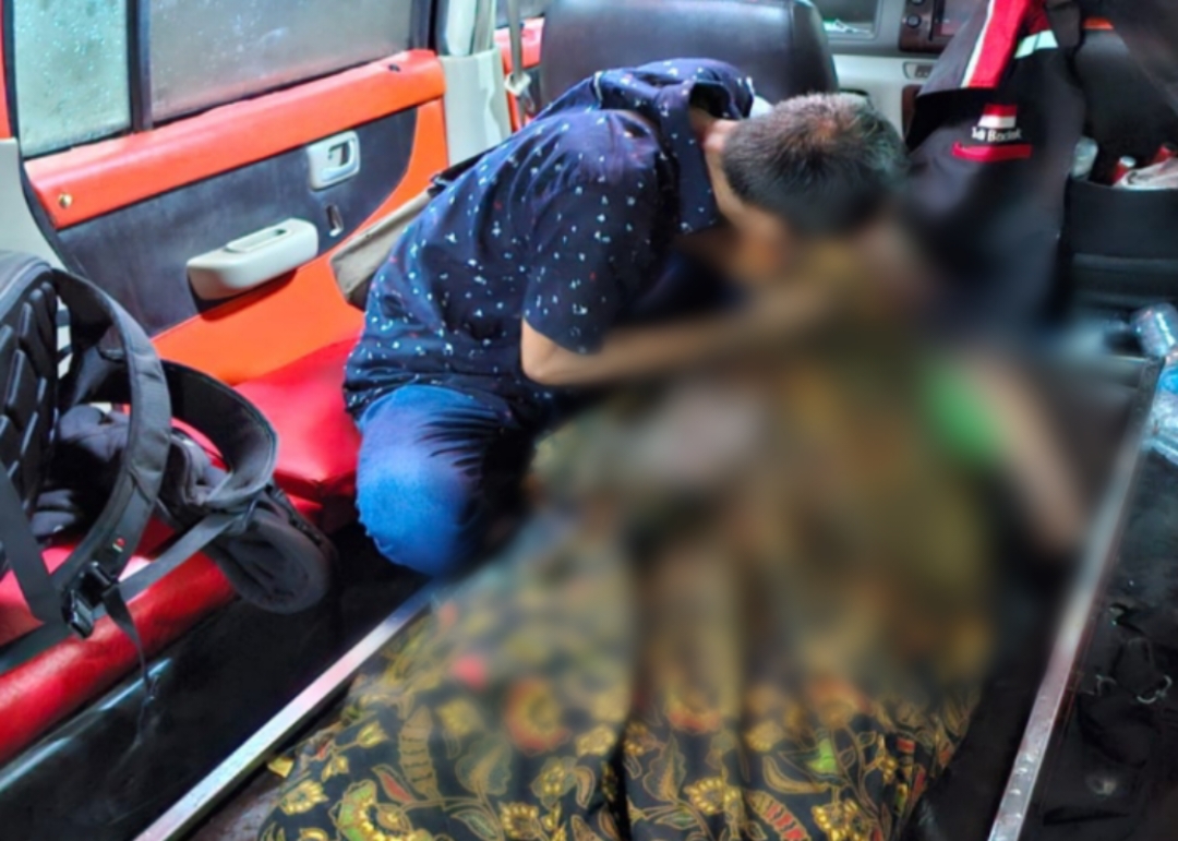 DUKA: Pihak keluarga tak mampu menahan tangis mendapati WS meninggal akibat tenggelam di selokan.