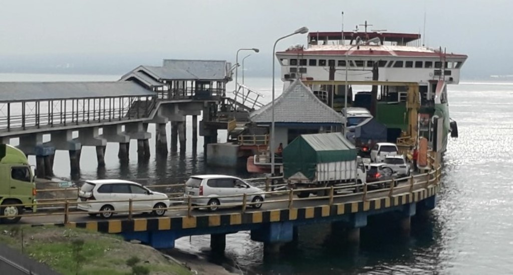 Situasi saat penyebrangan di Pelabuhan Gilimanuk, Kecamatan Melaya, Jembrana saat ditutup akibat cuaca buruk, Jumat (8/3).