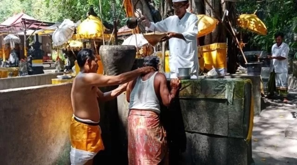 Tuntunan malukat umat Hindu berdasarkan Reg Weda