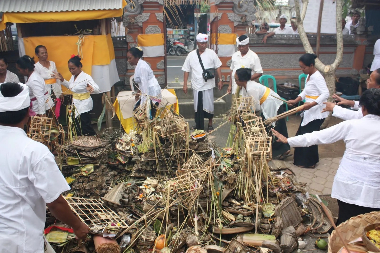 Caru adalah salah satu bhuta yadnya yang dilaksanakan umat HIndu di Bali.