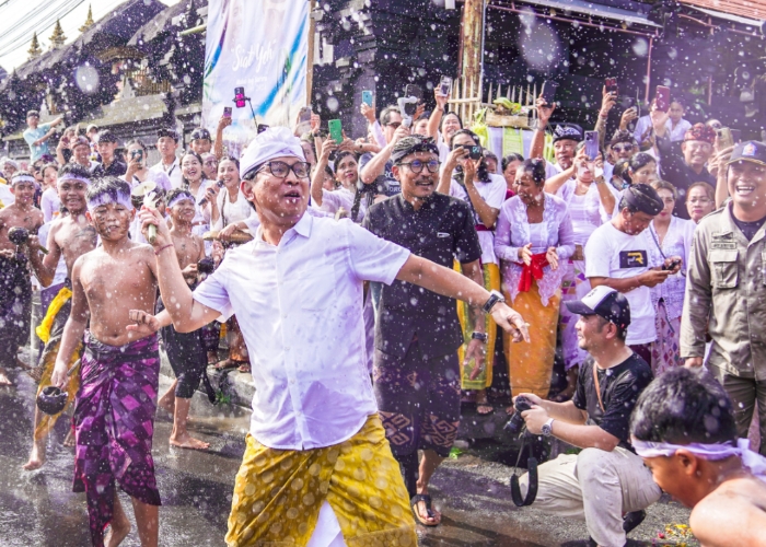 SIAT YEH: Sekda Adi Arnawa ikut bergabung dengan warga Jimbaran di Tradisi Siat Yeh Banjar Teba, Desa Adat Jimbaran, Badung, Selasa (12/3).