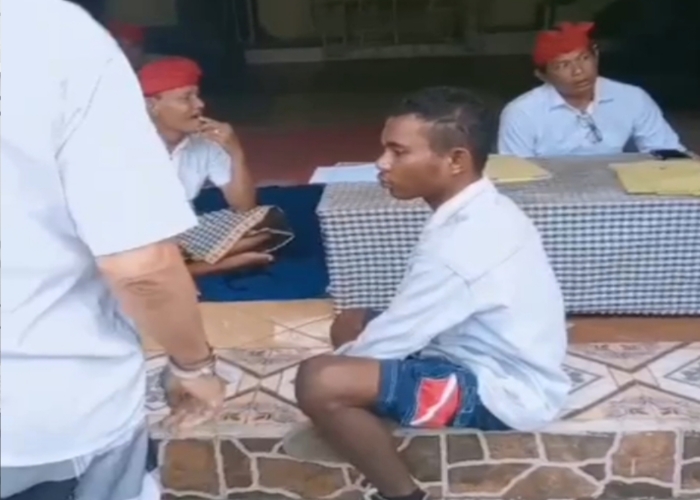 DIAMANKAN: Seorang pemuda pendatang diamankan oleh pecalang Desa Adat Padangbai, Manggis, Karangasem karena keluar mengendarai sepeda motor saat Nyepi, Senin (11/3).