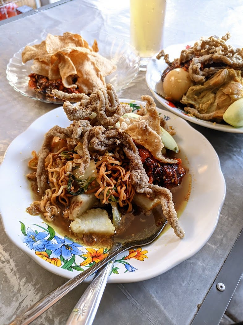 LEGENDARIS: Warung Mek Resi merupakan salah satu destinasi kuliner legendaris di Gianyar Bali. Ada berbagai the best menu khas Bali.