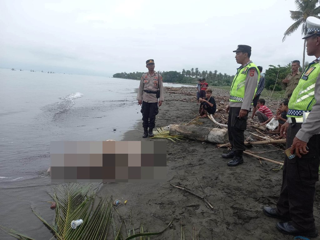 EVAKUASI : Anggota Polsek Melaya melakukan evakuasi penemuan mayat tanpa identitas di Banjar Pangkung Dedari, Desa Melaya, Kecamatan Melaya, Jembrana, Senin (11/3).